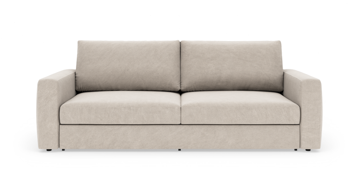 Beige stofsofa med lige armlæn set forfra på hvid baggrund.