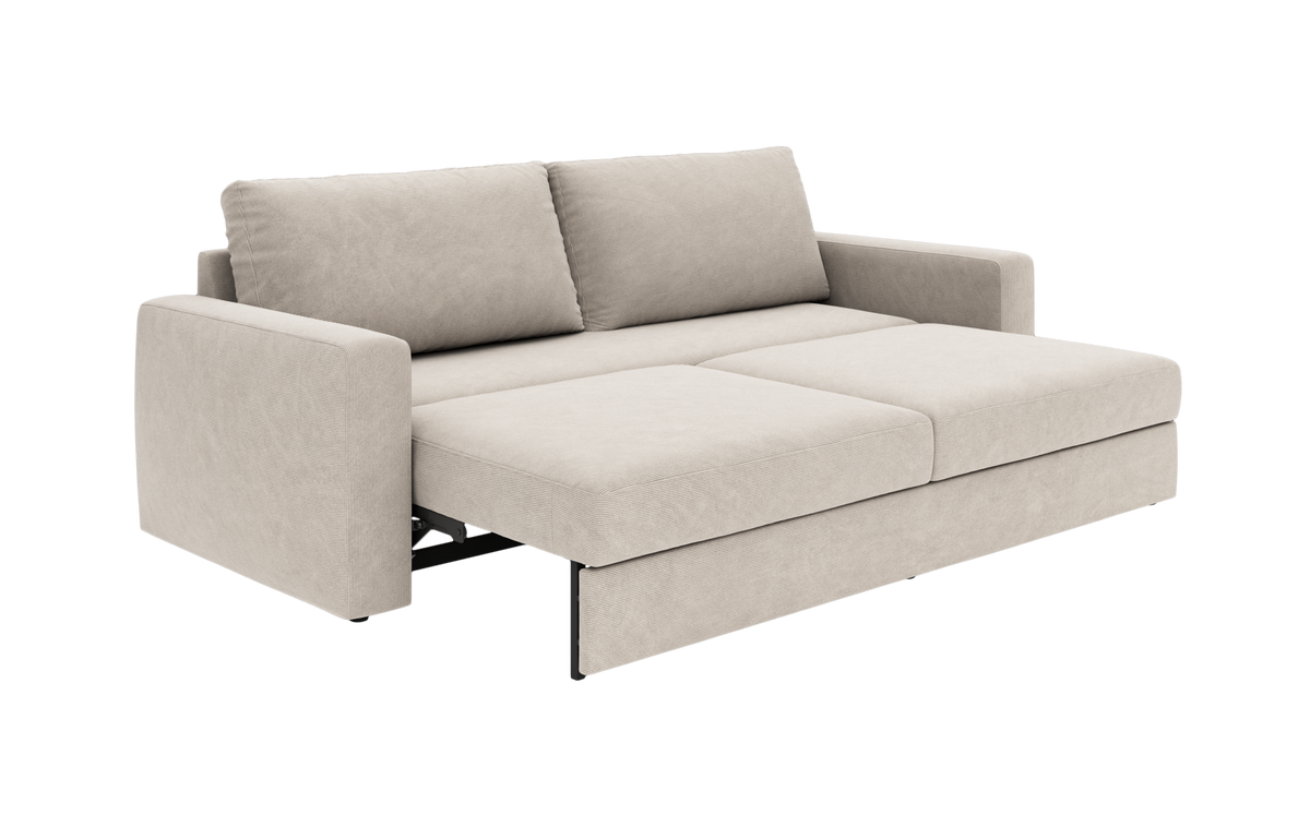 Beige sovesofa i stof, trukket ud som seng med to ryghynder og lige armlæn.
