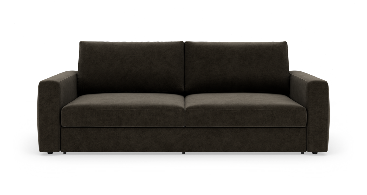 Sofa i mørkebrunt stof med brede, lige armlæn, fotograferet forfra på hvid baggrund.