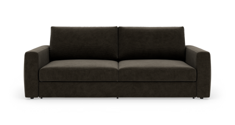 Sofa i mørkebrunt stof med brede, lige armlæn, fotograferet forfra på hvid baggrund.