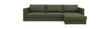 Olivengrøn hjørnesofa med chaiselong i højre side, fotograferet forfra mod sort baggrund.