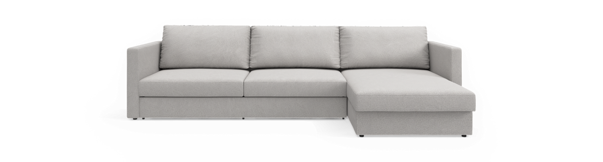 Lysgrå hjørnesofa med chaiselong i højre side, tre ryghynder og lige armlæn, frilagt mod sort baggrund.