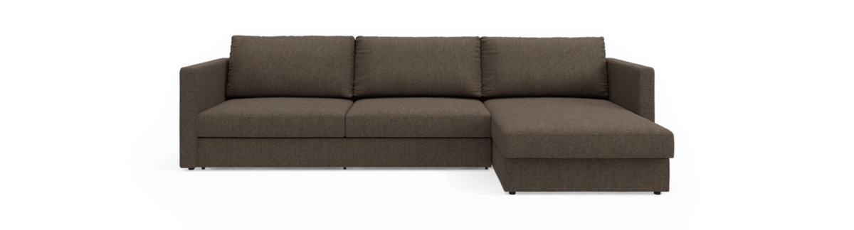 Brun hjørnesofa med chaiselong til højre i enkel moderne stil på sort baggrund.