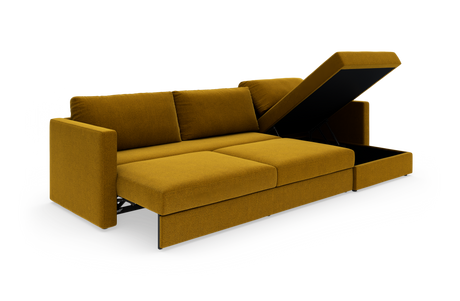 Sennepsgul sofa med chaiselong-låg åbnet og integreret opbevaring, vist fra en skrå front i studieopsætning.