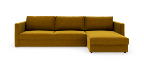Sofa i sennepsgul stof med højrevendt chaiselong, frilagt på hvid baggrund.