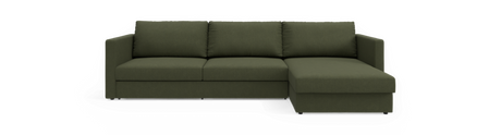 Grøn modulsofa med chaiselong til højre, frilagt mod sort baggrund.