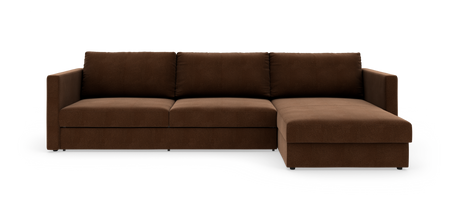 Brun hjørnesofa med chaiselong til højre, fotograferet forfra på hvid baggrund.