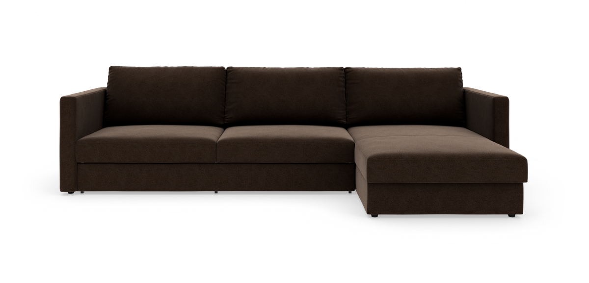 Mørkebrun hjørnesofa med chaiselong til højre i enkel, moderne design, frilagt på hvid baggrund.