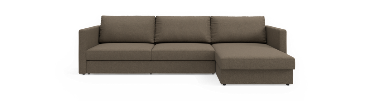 Brun modulsofa med chaiselong til højre, frilagt mod sort baggrund.