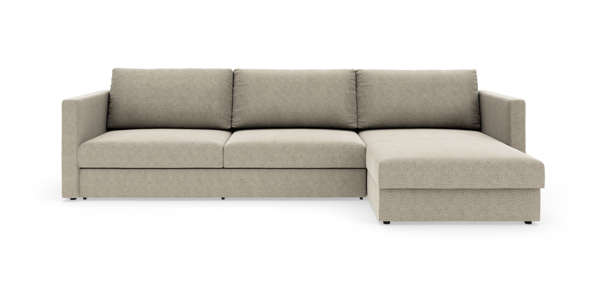 Beige hjørnesofa med chaiselong til højre, set forfra mod hvid baggrund.