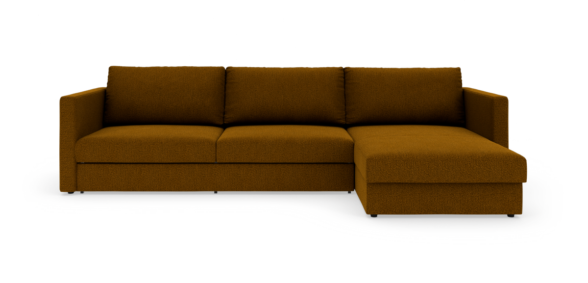 Modulsofa med chaiselong til højre i varm brun/mustardgul tekstil, frilagt på hvid baggrund.