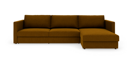 Modulsofa med chaiselong til højre i varm brun/mustardgul tekstil, frilagt på hvid baggrund.