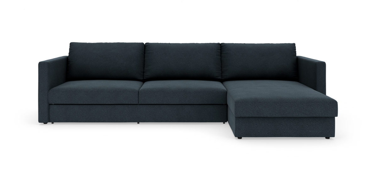 Mørkeblå tresæders sofa med højrevendt chaiselong i enkel, moderne stil, frilagt på hvid baggrund.