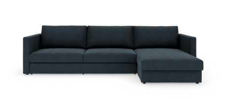 Mørkeblå tresæders sofa med højrevendt chaiselong i enkel, moderne stil, frilagt på hvid baggrund.
