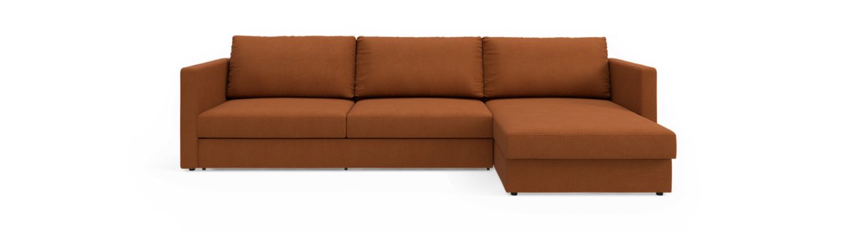 Rustfarvet hjørnesofa med chaiselong til højre på sort baggrund.