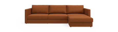 Rustfarvet hjørnesofa med chaiselong til højre på sort baggrund.