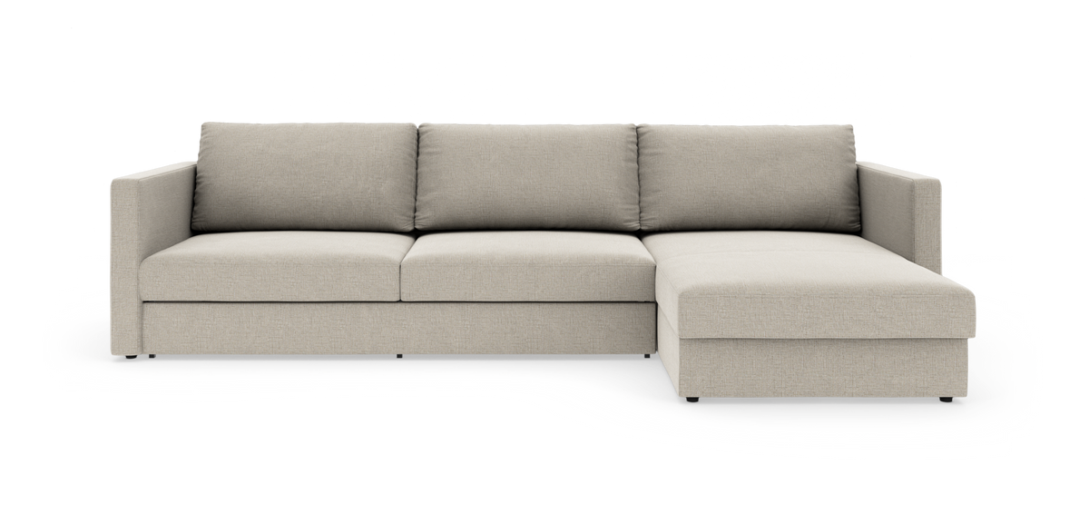 Beige hjørnesofa med højre chaiselong, tre sædehynder og lige armlæn, fritlagt på hvid baggrund.