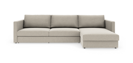 Beige hjørnesofa med højre chaiselong, tre sædehynder og lige armlæn, fritlagt på hvid baggrund.