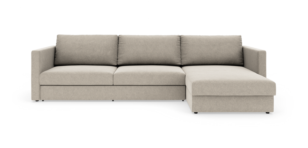 Beige hjørnesofa med chaiselong til højre i enkel, moderne stil.