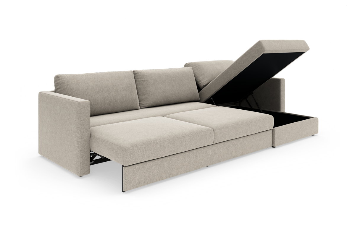 Beige sovesofa med løftbar chaiselong og opbevaringsrum, frilagt studiobillede i skrå frontvinkel.