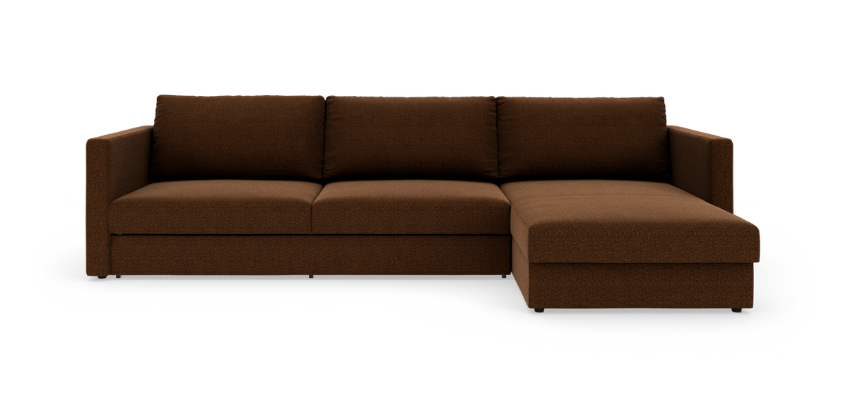 Brun hjørnesofa med chaiselong til højre i moderne, enkel stil, frilagt på hvid baggrund.