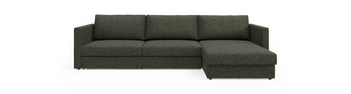 Grøn stofsofa i moderne design med chaiselong til højre, fritlagt på hvid baggrund.