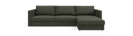 Grøn stofsofa i moderne design med chaiselong til højre, fritlagt på hvid baggrund.