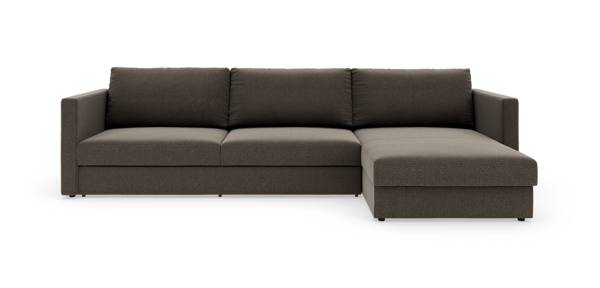 Mørkebrun hjørnesofa med chaiselong til højre, tre sædehynder og lige armlæn, fritlagt på hvid baggrund.