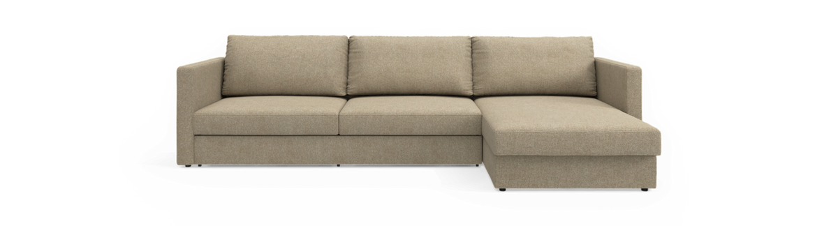 Beige hjørnesofa med chaiselong til højre, tre sæder og lige armlæn mod sort baggrund.