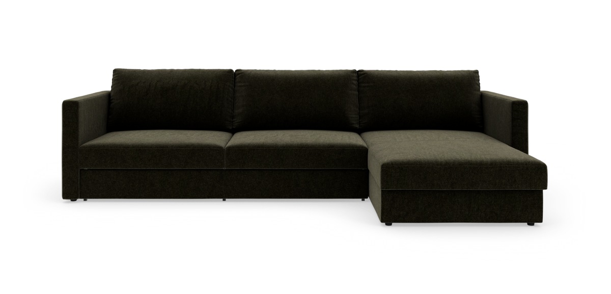 Mørkegrøn hjørnesofa med chaiselong til højre i et moderne, enkelt design på hvid baggrund.