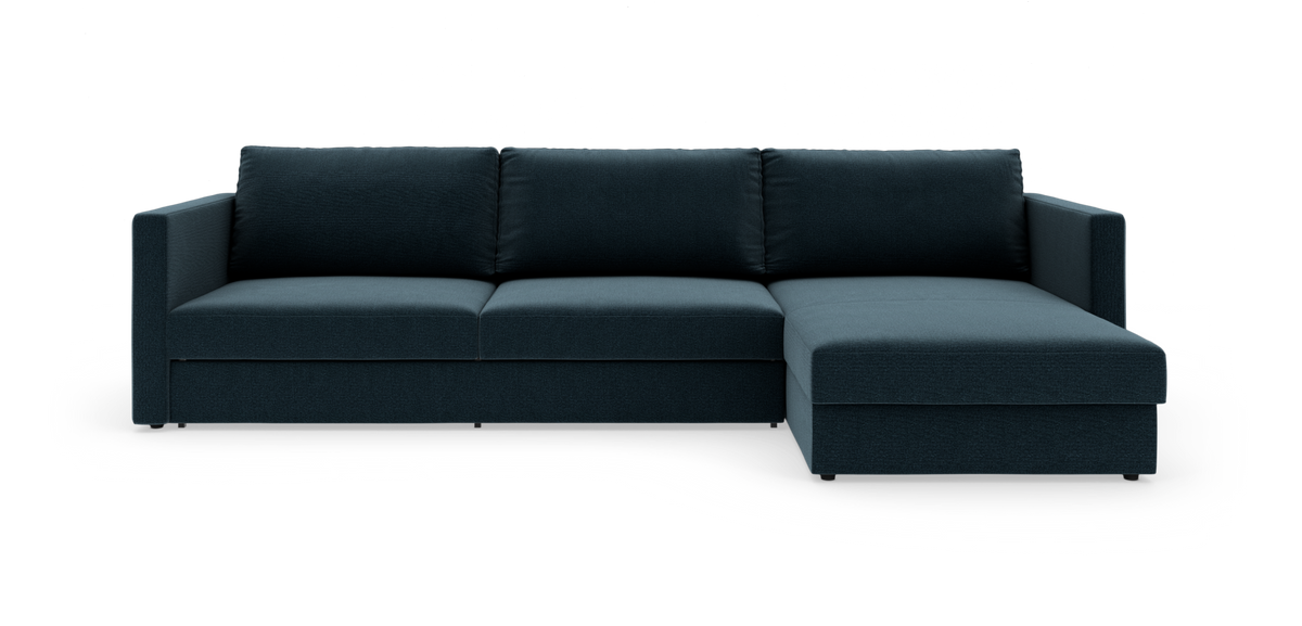 Mørk blå hjørnesofa med chaiselong til højre på hvid baggrund, set lige forfra.