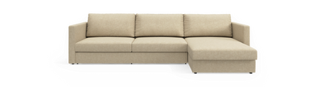 Beige hjørnesofa med chaiselong til højre, fire pladser med lige armlæn og tre ryghynder, frilagt på sort baggrund.