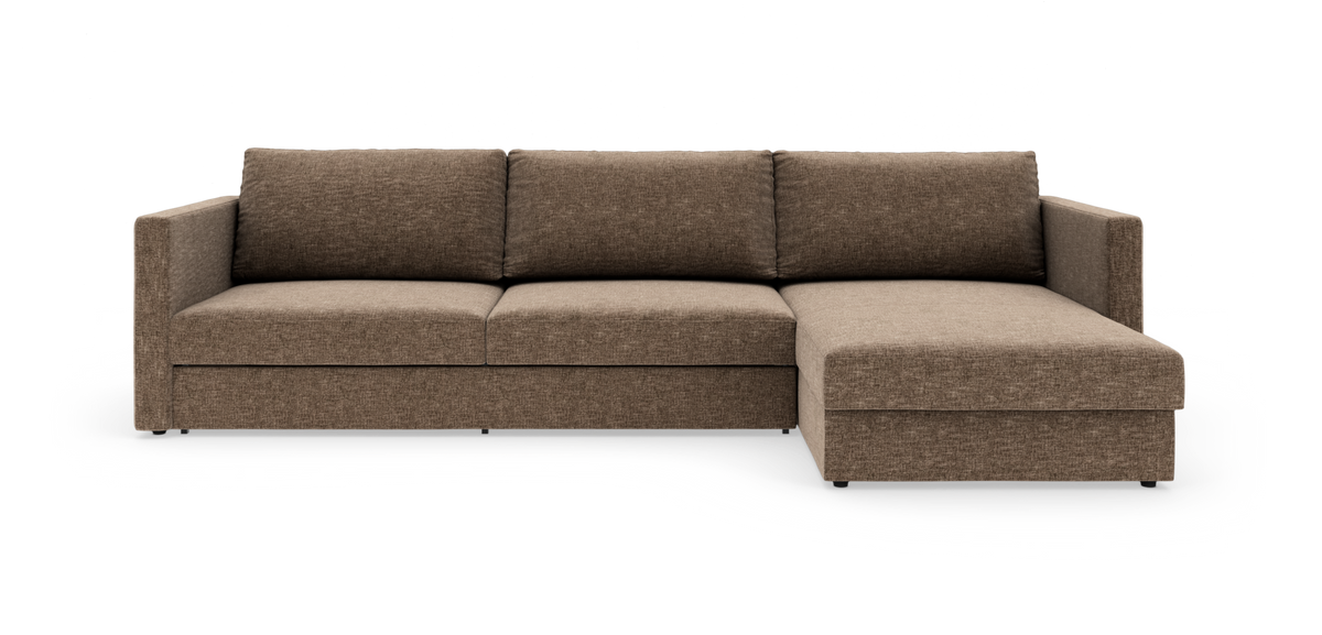 Brun hjørnesofa med chaiselong til højre på hvid baggrund.