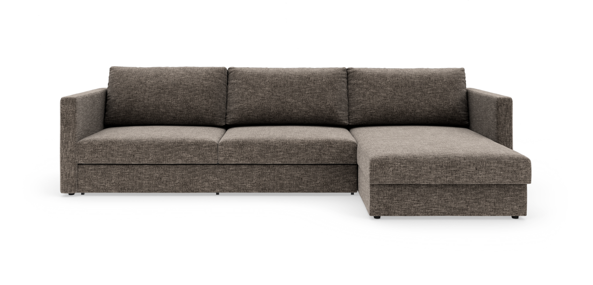 Mørkegrå/brun stofsofa med chaiselong i højre side, tre sæder og lige armlæn, frilagt på hvid baggrund.