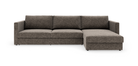 Mørkegrå/brun stofsofa med chaiselong i højre side, tre sæder og lige armlæn, frilagt på hvid baggrund.