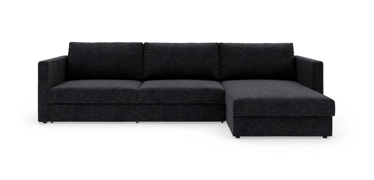 Mørkegrå sofa med højrevendt chaiselong, set forfra på hvid frilagt baggrund.