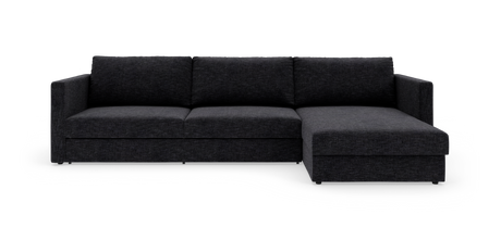 Mørkegrå sofa med højrevendt chaiselong, set forfra på hvid frilagt baggrund.