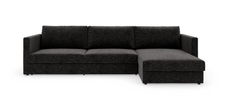 Mørkegrå modulsofa med chaiselong i højre side, fotograferet lige forfra på hvid studiobaggrund.