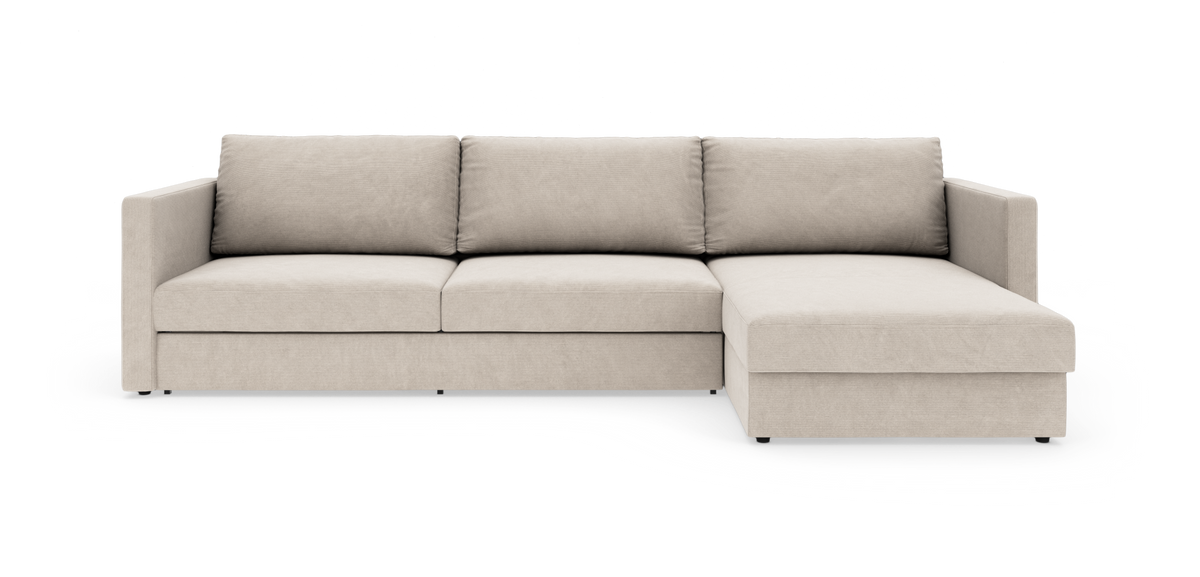 Beige hjørnesofa med chaiselong til højre, enkel design og tre rygpuder på hvid baggrund.