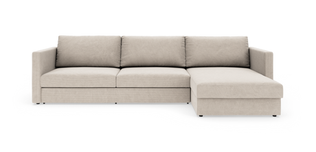 Beige hjørnesofa med chaiselong til højre, enkel design og tre rygpuder på hvid baggrund.