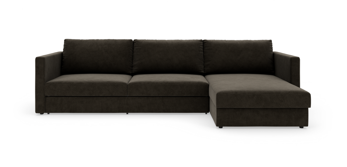 Mørkebrun højrevendt chaiselong-sofa i moderne, rene linjer, set forfra på hvid studiobaggrund.