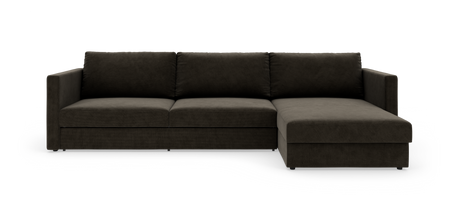 Mørkebrun højrevendt chaiselong-sofa i moderne, rene linjer, set forfra på hvid studiobaggrund.
