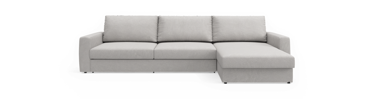 Lysgrå hjørnesofa med chaiselong til højre, tre ryghynder og lige armlæn, frilagt på sort baggrund.