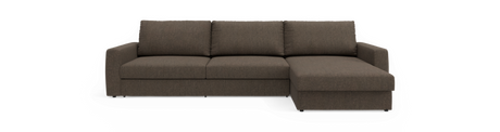 Brun højrevendt hjørnesofa med chaiselong, tre sæder og lige armlæn på sort baggrund.