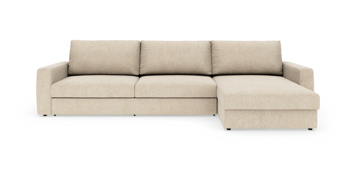 Beige hjørnesofa med chaiselong i højre side, set forfra på hvid baggrund.
