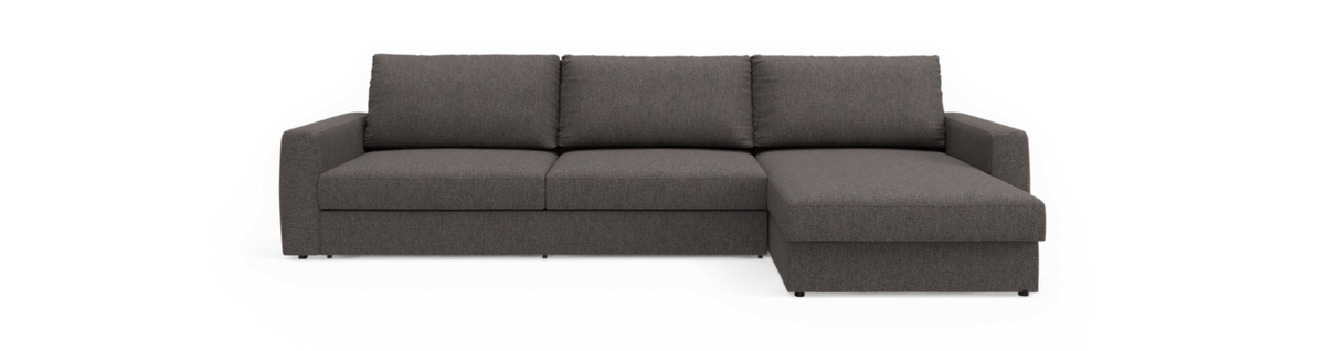 Mørkegrå tresædet hjørnesofa med chaiselong i højre side, set forfra mod sort baggrund.