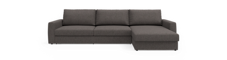 Mørkegrå tresædet hjørnesofa med chaiselong i højre side, set forfra mod sort baggrund.