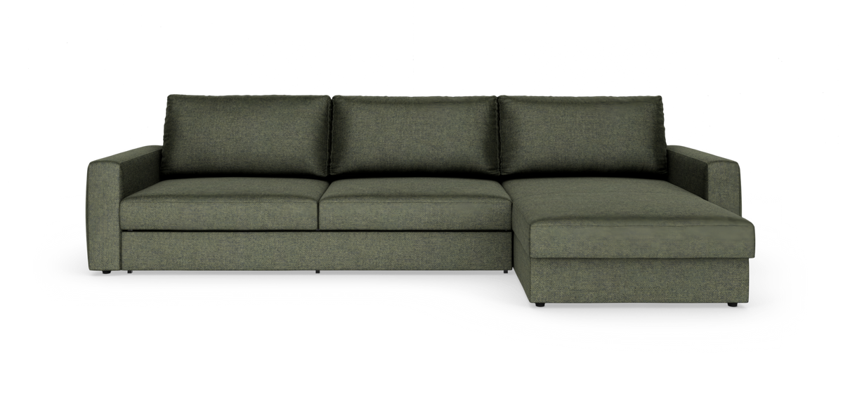 Grøn hjørnesofa med chaiselong til højre, fotograferet lige forfra på hvid frilagt baggrund.
