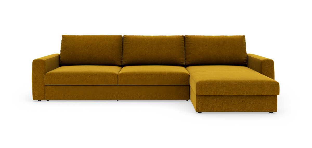 Sennepsgul hjørnesofa med chaiselong på højre side, frilagt mod hvid baggrund, frontvisning.