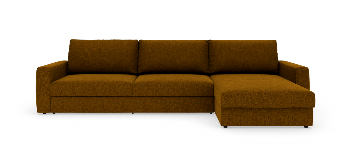 Rustbrun stofsofa med chaiselong i højre side, fritlagt på hvid baggrund.